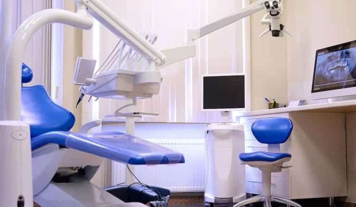 imgi_33_concepto-interior-nueva-oficina-clinica-dental-moderna-equipo-dental_613910-6062